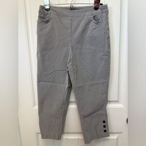 Bella Rose grey/white pinstripe Capri with 3 button detail. Size Large.